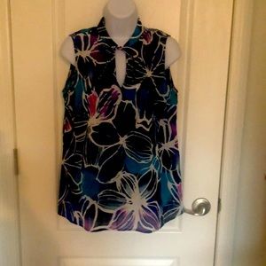 Jones sleeveless lightweight tunic blouse. V neck tie closure.